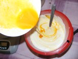 Diótorta - Vékony sugárban csorgasd bele a sárgáját a fehérje-habba!