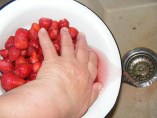 Epres krémtúró muffinformában - Öntsd ki a vizet a mosott eprek táljából!