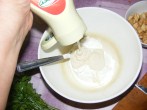 Sajt-tekercs - Nyomj kb. 2 evőkanálnyi tubusos majonézt a tejfölre!