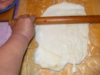 Sajt-tekercs - Nyújtsd ki a sajtot nagyjából téglalap alakúra!