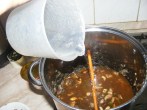 Bakonyi betyárleves - Öntsd fel 2 liter vízzel a párolt gombát!
