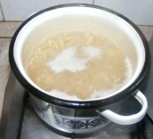Levesbetét főzése - A tésztával is felforrt a víz.