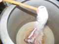 Karalábéleves - Sózd meg a csont főzővizét 2 fakanál sóval!