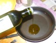 Töltött hagyma - Önts kb. fél dl olajat egy serpenyőbe, amiben majd párolod a hagymát!