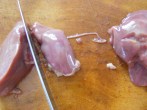 Csirkemájkrém - Vágd fel kockákra a megtisztított májdarabokat!