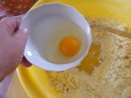 Rácsoa almatorta - Üss fel egy tojást, és pottyintsd a liszthez!