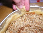 Rácsos almatorta - Tépd le a fölösleges tésztát a torta oldaláról!