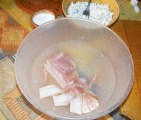 Göngyölt cukkini - A meleg vízben ázó fagyos baconszeletek.