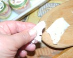 Göngyölt cukkini - A maradék sajtot tépkedd fel, és rendezd a tekercsek tetejére!