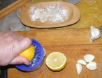 Párolt céklalevél - Csavard ki fél citrom levét, pucolj meg 4 cikk fokhagymát!