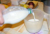 Lila hagymás kifli - Mérj ki fél liter tejet!