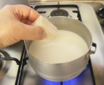 Lila hagymás kifli - Dobd az élesztőt a langyos tejbe!