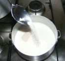 Lila hagymás kifli - Szórj 2 evőkanál cukrot a langyos tejbe!