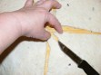 Lilahagymás kifli - A vágás kezdetén fogd le a késtől jobbra és balra a tésztát!