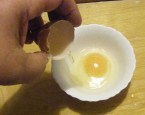 Lila hagymás kifli - Üss fel egy tojást egy tálkába!