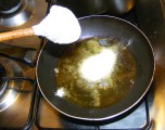 Sárgaborsó-főzelék - Szórj 2 evőkanál lisztet a meleg olajba!