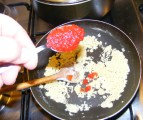 Sárgaborsó-főzelék - Keverj az olajos lisztbe 1 kiskanál darált paprikát!