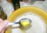 Olajbogyós kenyér - Önts a tésztához 2 evőkanál olajat!