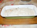 Olajbogyós kenyér - Szépen egyengesd el a tésztát a sütőformában!