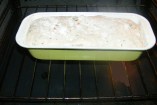 Olajbogyós kenyér - Tedd a kenyértésztával teli formát a sütőbe!