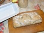 Olajbogyós kenyér - Kenyér kiborítva a deszkára.