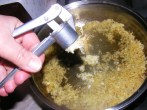 Kínai kaja - Fokhagymanyomóval préseld a fokhagymacikkeket a serpenyőbe!