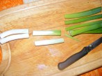 Kínai kaja - Vágd fel kb. 5 cm-es darabokra a zöldhagymákat!