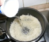 Töltött paprika hús nélkül - Rövid kevergetés után öntsd fel vízzel a rizset!