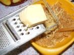 Töltött paprika hús nélkül - Nagy lyukú reszelőn reszeld a töltelékbe a sajtot!