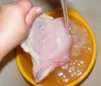 Csirkemell filézés - Válaszd fel a bőrét, alatta is mosd meg a húst!