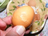 Krumplisaláta - Sodord meg a tojást a két tenyered között, hogy morzsolódjon össze a tojáshéj!