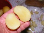 Krumplisaláta - Hosszában vágd félbe a krumplit!