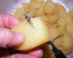 Krumplisaláta - Szeleteld fel a fél krumplit!