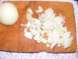 Krumplisaláta - A hagymát vágd ketté, és az egyik felét vágd fel apróra!