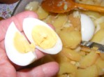 Krumplisaláta - Hosszában negyedeld fel a főtt tojást!