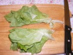 Fejes saláta répával - 4-5 levelet tégy egymásra, és hosszában vágd ketté !