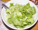 Fejes saláta répával - A felszeletelt salátaleveleket kapard a salátástálba!