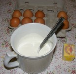 Beigli - Öntsd át a tejfölt egy legalább fél literes kancsóba!