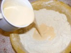 Beigli - Borítsd a tojásos tejfölt a liszt közepébe vájt gödörbe!