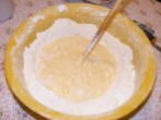 Beigli - A lisztet fokozatosan dolgozd bele a tejfölbe!