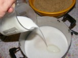 Beigli - Önts a cukorra 1 dl tejet!