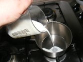 Darázsfészek - Önts 1 dl tejet egy kis edénybe!