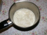 Darázsfészek - Szórj egy kanál lisztet a cukros tejes élesztőre!