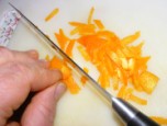 Narancslekvár - Vágd fel a narancshéj-kupacot fél cm vékony csíkokra!