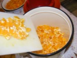 Narancslekvár - Kapard a felvágott narancsdarabokat a fazékba!