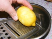 Narancslekvár - Reszeld le a 2 citrom héját!