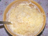 Sajtkrém - Borítsd a tejfölös vajhoz a reszelt sajtot!