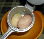 Szilvás gombóc - Krumplinyomón préseld át a főtt krumplit!