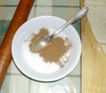 Szilvás gombóc - Egy kistányérba készíts oda fahéjas cukrot!