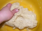 Vaníliás kifli - Jól nyomkodd össze a tészta porszerű összetevőit!